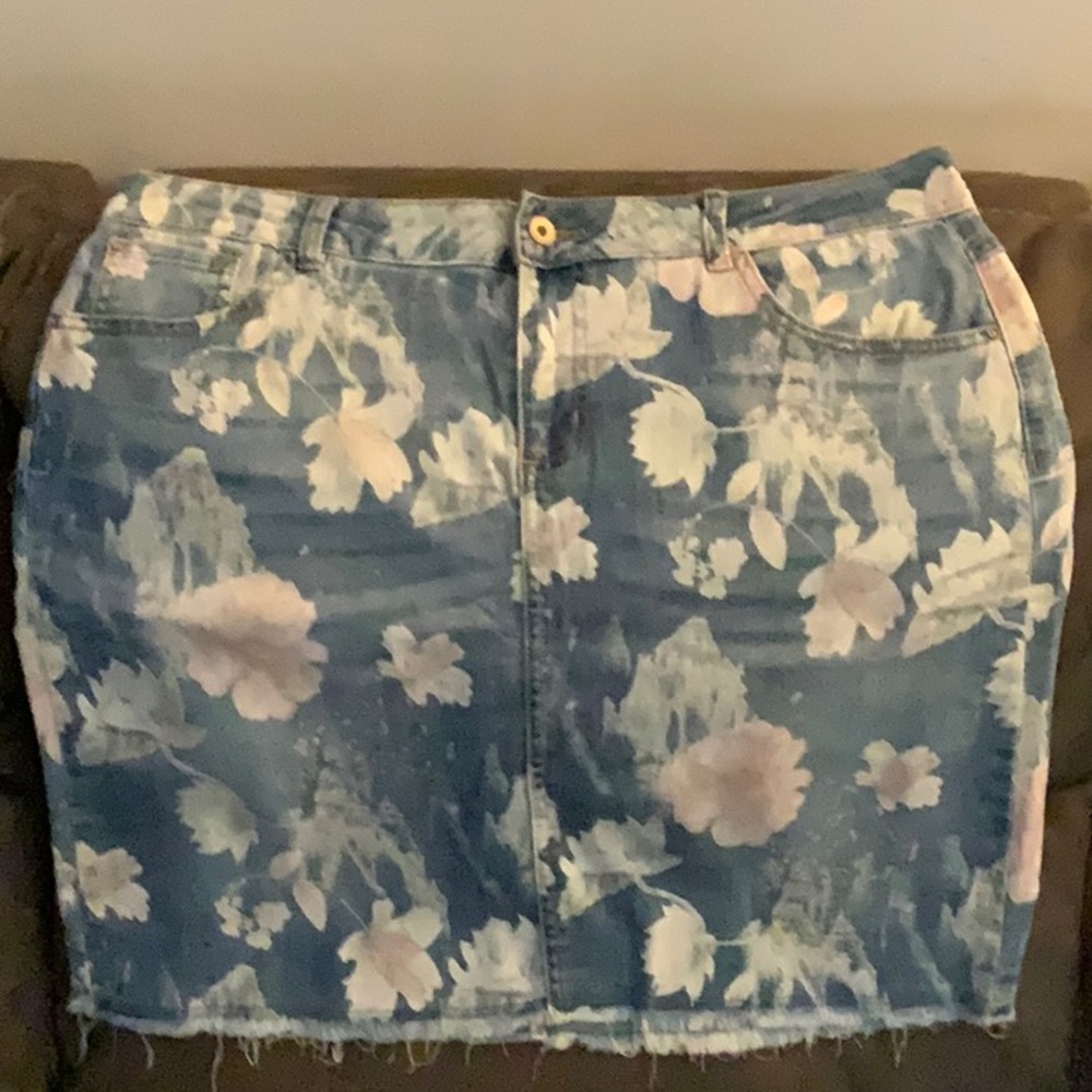 NWOT CHARLIE B Blue and White Floral Denim Shorts